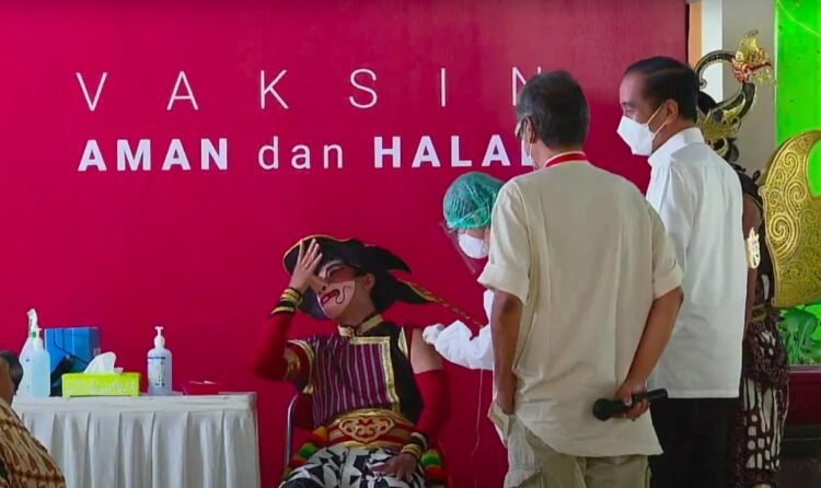 Tinjau Vaksinasi Massal Pekerja Seni, Presiden: Semoga Terlindungi dan Tetap Semangat Berkarya