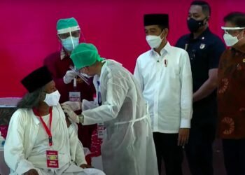 Presiden Jokowi Tinjau Vaksinasi Massal bagi Tokoh Agama dan Santri di Jateng