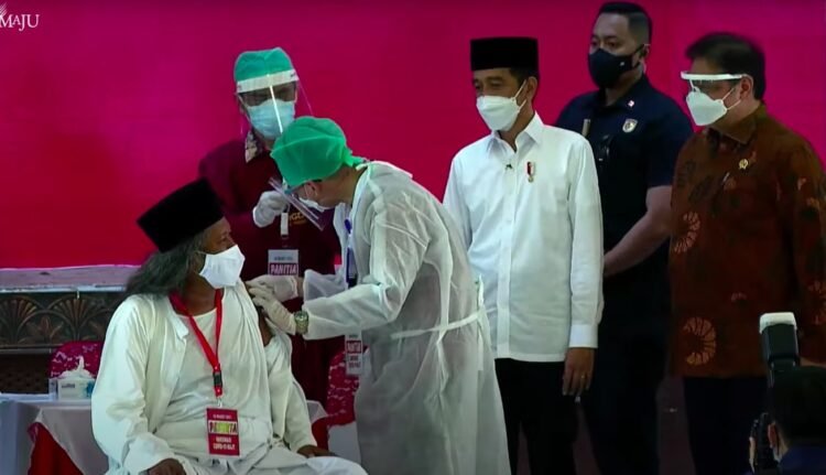 Presiden Jokowi Tinjau Vaksinasi Massal bagi Tokoh Agama dan Santri di Jateng