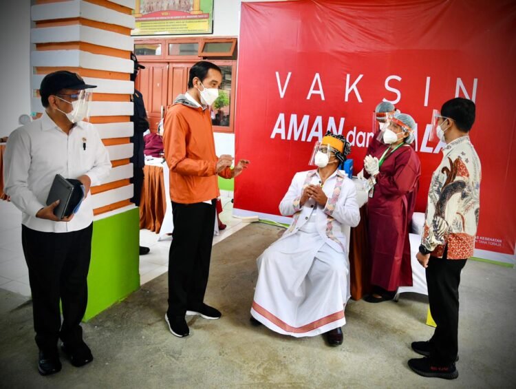 Presiden Jokowi Tinjau Vaksinasi Massal COVID-19 di Tana Toraja, Sulsel