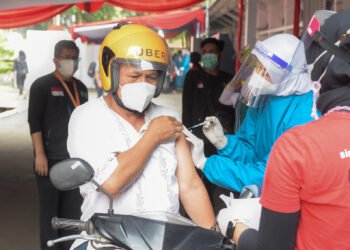 Presiden Jokowi Tinjau Layanan Drive Thru Vaksinasi COVID-19 di Kota Bogor