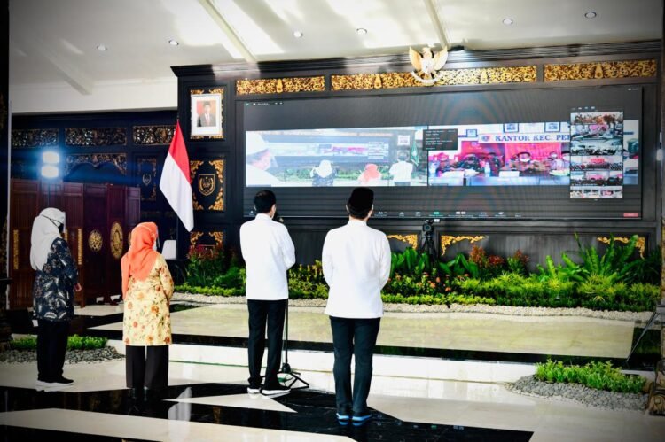 Presiden Jokowi Tinjau Vaksinasi Massal di Jombang