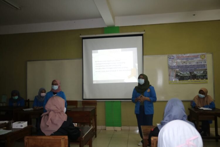 PKM di SMK Pustek Serpong, Mahasiswa UNPAM Ajak Pengurus OSIS Kelola Organisasi dengan Manajemen yang Baik
