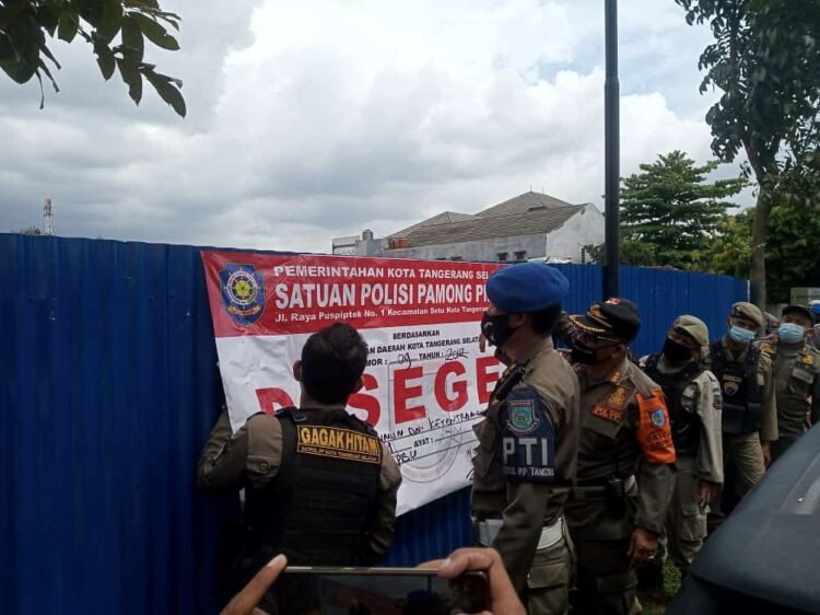 Diduga Tak Kantongi Izin, Pembangunan SPBU di Graha Raya Disegel Satpol PP