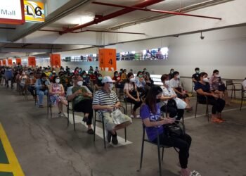 GIliran Pedagang dan Pegawai Mal di Kabupaten Tangerang Divaksin