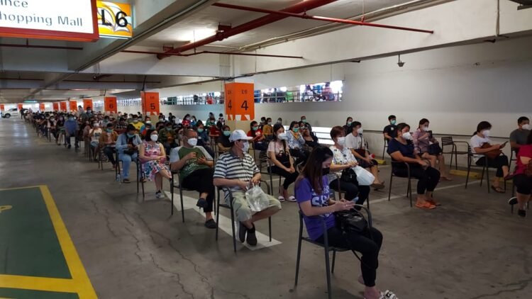 GIliran Pedagang dan Pegawai Mal di Kabupaten Tangerang Divaksin