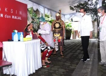 Kala Sang Petruk dan Gatotkaca Ikuti Vaksinasi serta Taati Prokes