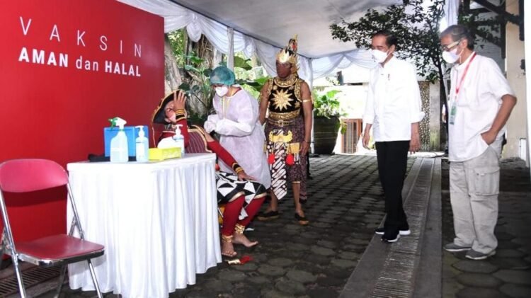 Kala Sang Petruk dan Gatotkaca Ikuti Vaksinasi serta Taati Prokes