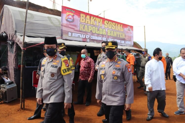 Kapolda Banten Berikan Bantuan dan Tinjau Huntara di Lebak