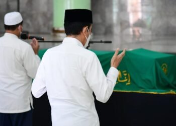 Presiden Jokowi Takziah ke Tempat Duka Mendiang Artidjo Alkostar