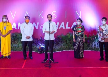 Presiden Jokowi Tinjau Vaksinasi Massal COVID-19 Bagi Guru di Makassar, Sulsel