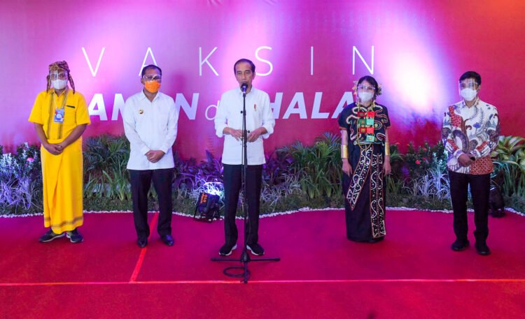 Presiden Jokowi Tinjau Vaksinasi Massal COVID-19 Bagi Guru di Makassar, Sulsel