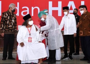 Presiden Jokowi Tinjau Vaksinasi Massal bagi Ulama dan Tokoh Lintas Agama
