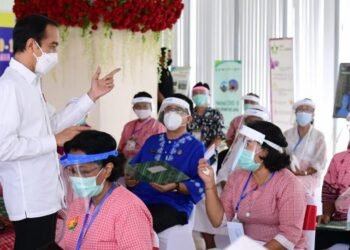 Presiden Jokowi Tinjau Vaksinasi Massal dan Resmikan RSUP dr. J. Leimena