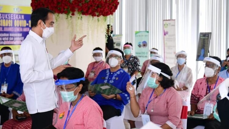 Presiden Jokowi Tinjau Vaksinasi Massal dan Resmikan RSUP dr. J. Leimena