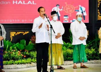 Presiden Jokowi Tinjau Vaksinasi Massal dengan Vaksin AstraZeneca di Jombang