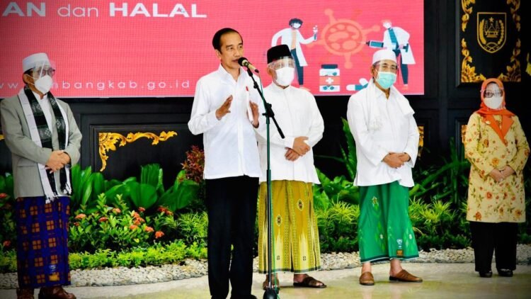 Presiden Jokowi Tinjau Vaksinasi Massal dengan Vaksin AstraZeneca di Jombang