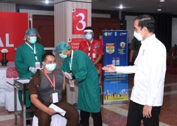 Presiden Tinjau Vaksinasi Massal Bagi Pelayan Publik di Jateng