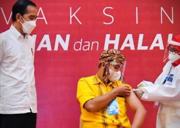 Presiden Tinjau Vaksinasi Massal Bagi para Guru di Makassar