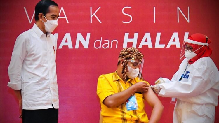 Presiden Tinjau Vaksinasi Massal Bagi para Guru di Makassar