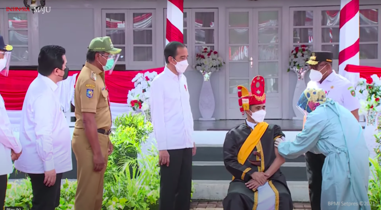 Presiden Tinjau Vaksinasi Massal dan Berdialog dengan Nelayan di Maluku Tengah