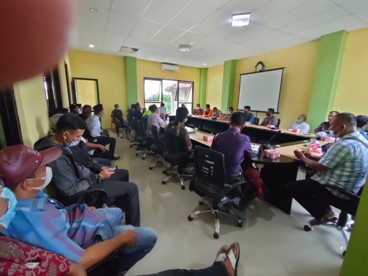 Protes Kades, Warga Perumahan Griya Artha Sepatan Sambangi Kantor Kecamatan Sukadiri