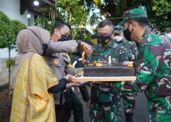 Puluhan TNI Geruduk Rumah Dinas Kapolda Banten, Ada Apa?