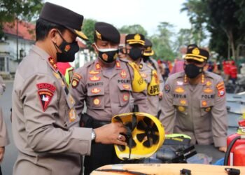 RAWAN BENCANA, KAPOLDA BANTEN INSPEKSI KESIAGAAN LEBAK
