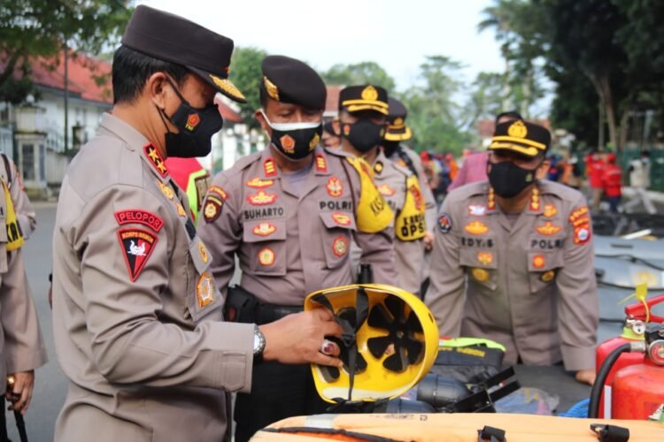 RAWAN BENCANA, KAPOLDA BANTEN INSPEKSI KESIAGAAN LEBAK
