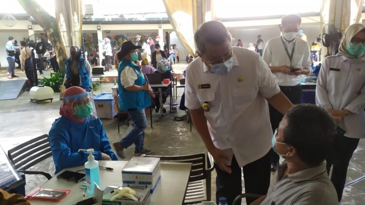Ratusan Pedagang Di Tangsel Mulai Divaksin