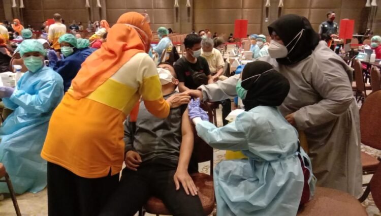 Ribuan Pedagang Di Kota Tangerang Divaksin Covid-19