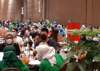 Ribuan Pekerja Jalani Vaksinasi Covid-19 Kedua di Hotel Novotel