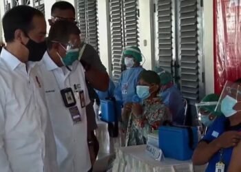 Tinjau Vaksinasi Bagi Pedagang Pasar Beringharjo, Presiden: Semoga Bisa Bangkit Kembali