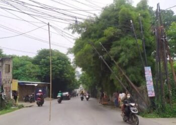 Waspada 2 Tiang Utilitas di Pamulang Nyaris Roboh