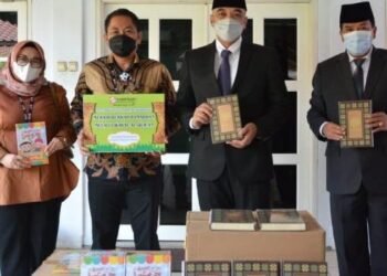 Bupati Zaki Terima Ratusan Mushaf Al-Qur’an dari PT IKPP Tangerang