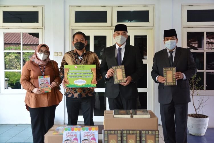 Bupati Zaki Terima Ratusan Mushaf Al-Qur’an dari PT. Indah Kiat Pulp And Paper Tangerang