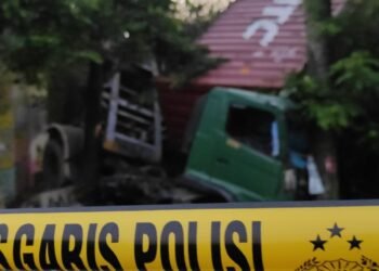 Diduga Sopir Mengantuk, Truk Kontainer Terjun Bebas di Tol BSD