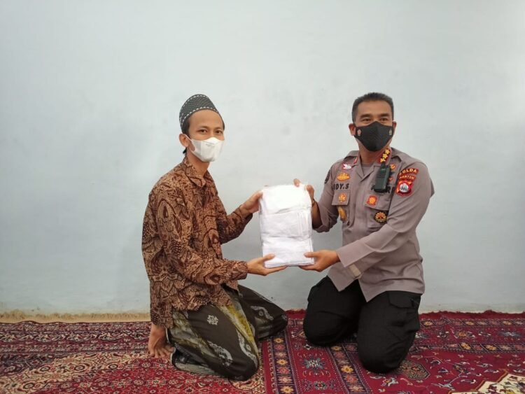 Kabid Humas Polda Banten Saba Pesantren, ke Pondok Pesantren Riyadhul Alwiyah
