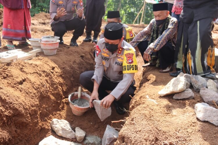 Kapolda Banten Lakukan Peletakan Batu Pertama Pembangunan Ponpes Al Mubarok