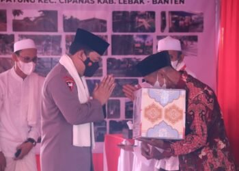 Kapolri di Dampingi Kapolda Banten Berikan Bantuan Sembako dan 100.000 Masker ke Ponpes Tajul Falah