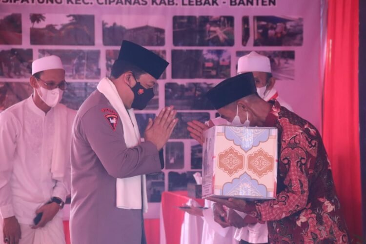 Kapolri di Dampingi Kapolda Banten Berikan Bantuan Sembako dan 100.000 Masker ke Ponpes Tajul Falah