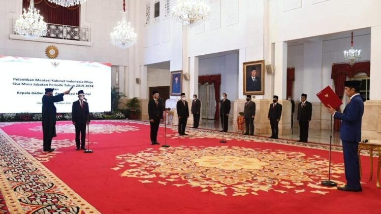 Presiden Jokowi Lantik Menteri Investasi, Mendikbudristek, dan Kepala BRIN
