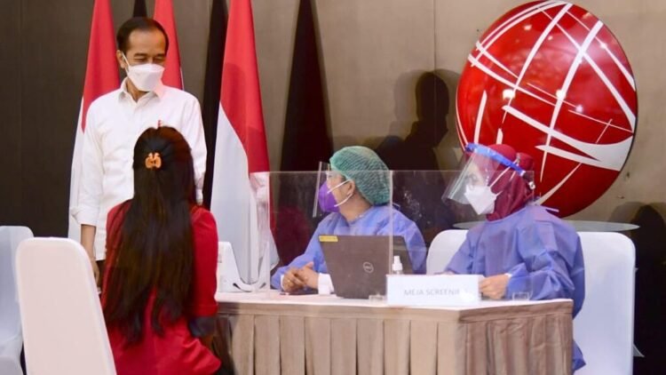 Presiden Jokowi Tinjau Vaksinasi Massal bagi Petugas Publik di Sektor Perbankan dan Pasar Modal