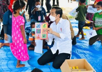 Presiden Tinjau Posko Pengungsian di Lembata, NTT