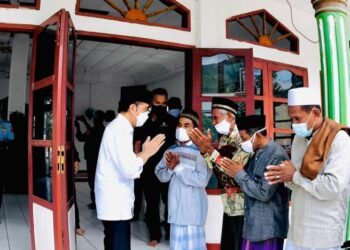 Presiden Tunaikan Salat Jumat di Masjid Babul Jannah, Desa Amakaka, NTT