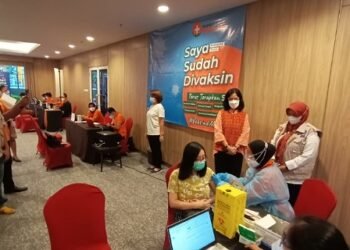 Ratusan Pedagang Pasar Modern Paramount Divaksin