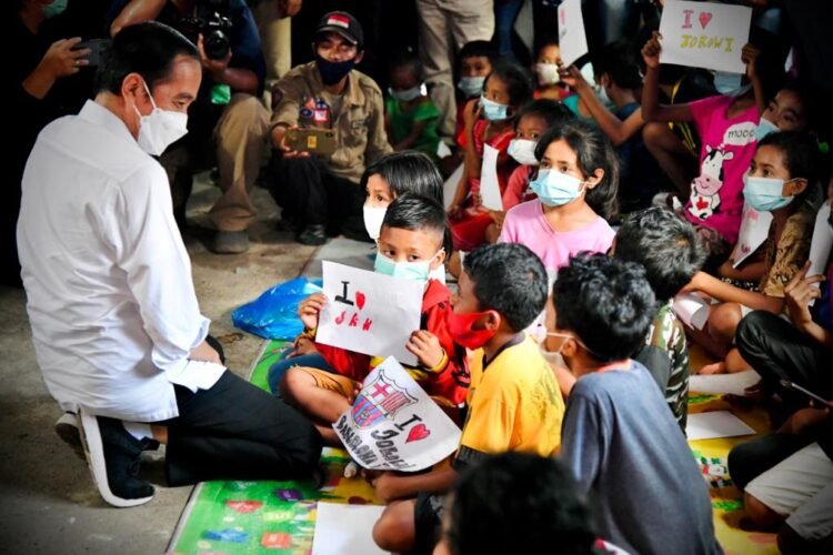 Temui Pengungsi di Adonara, Presiden: Tetap Jalankan Protokol Kesehatan