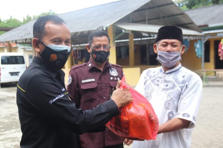 Tim Warung Jumat Polda Banten Kunjungi Panti Asuhan Yatim Piatu Baiturrahman, Salurkan Paket Sembako