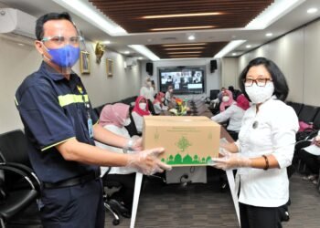 Sambut Lebaran, DWP Setkab Serahkan Bingkisan Bagi Anak Yatim dan Petugas Kebersihan