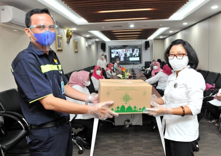 Sambut Lebaran, DWP Setkab Serahkan Bingkisan Bagi Anak Yatim dan Petugas Kebersihan